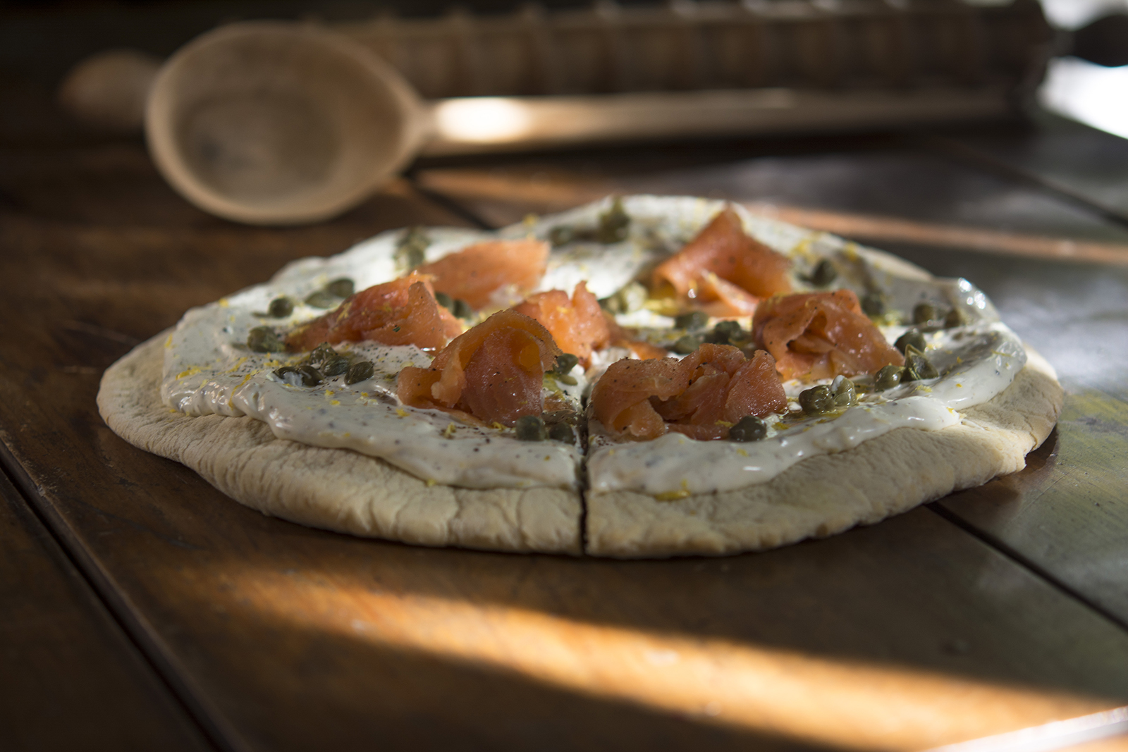 Pizza bianca con queso blanco a las hierbas y salmón ahumado