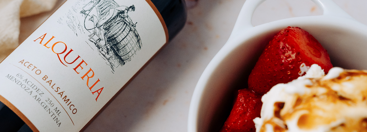 Frutillas con Vinagre de Cabernet añejado en roble o Aceto Balsámico ALQUERIA + Helado de crema americana
