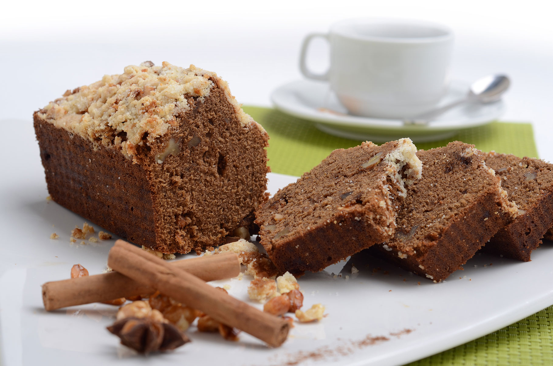 Budín de nuez con praliné de maní