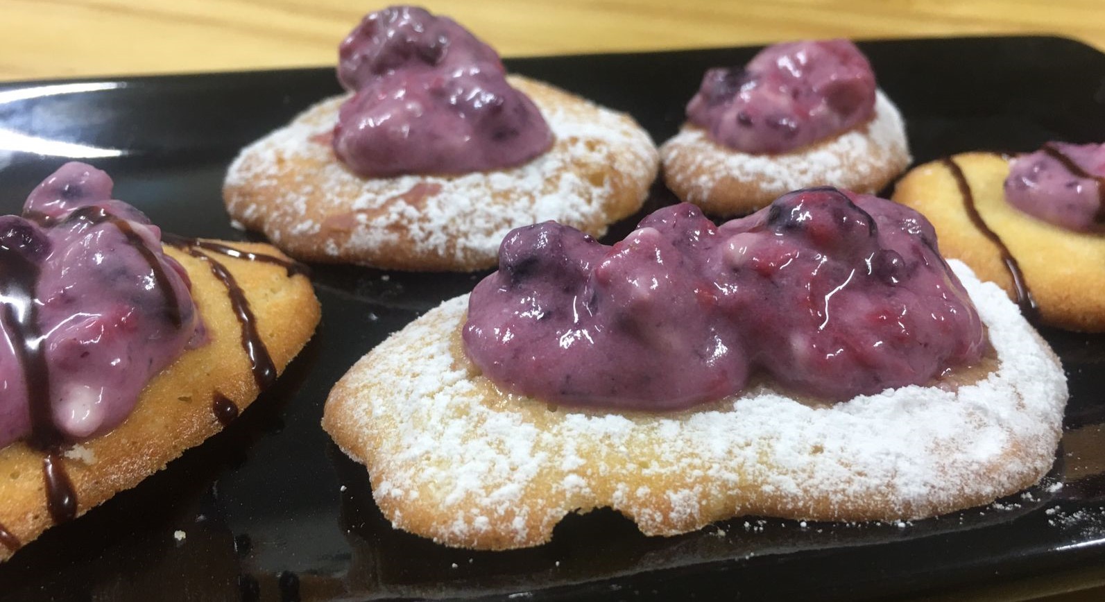 Lenguas de gato con crema de frambuesas… Igual a las de la abuela